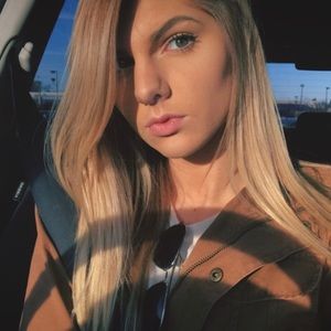 Meet Your Posher, Julia H —insta: @jules.h102